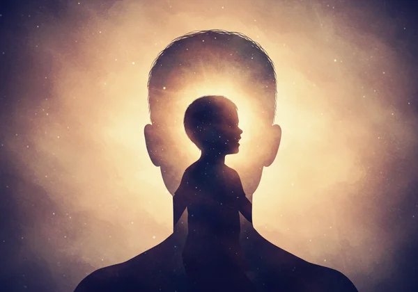 Persona stravagante con un sé interiore visibilmente più anziano/giovane.